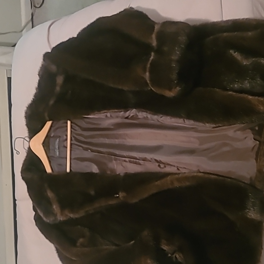 Donna Solyers fabulous furs Brown Fur deep heavy coat one top button.